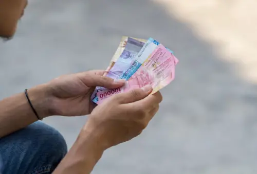 Waspada! Pinjol Salah Sasaran? Begini Cara Melindungi Dirimu! 1 Waspada! Pinjol Salah Sasaran? Begini Cara Melindungi Dirimu!