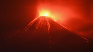 Lewotobi Meletus Tiga Kali! Warga Panik!