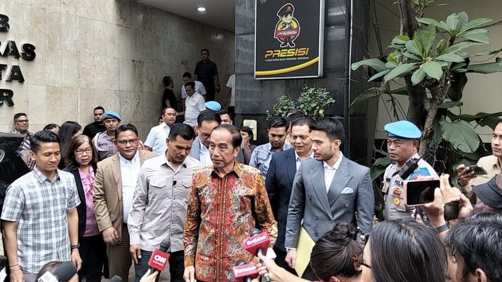 Jokowi Tempuh Jalur Hukum, 5 Orang Dilaporkan! 1 Jokowi Tempuh Jalur Hukum, 5 Orang Dilaporkan!