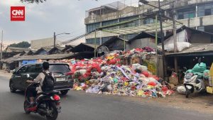Sampah Menggunung di Ciputat! Jalan Utama Terblokir!