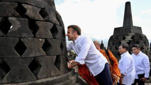 Rahasia Macron di Borobudur: Sentuhan Ajaib?