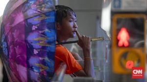 Hujan Deras, Bisnis Ojek Payung Laris Manis!