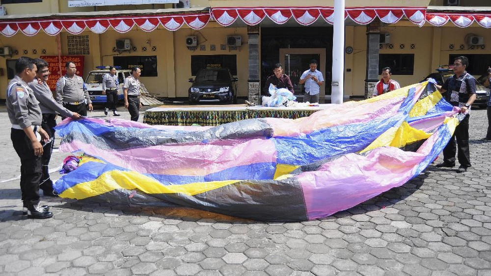 Balon Raksasa Berpetasan Jatuh! Warga Ponorogo Panik!