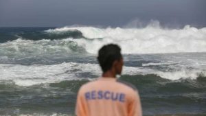 Waspada! Gelombang Tinggi Ancam Pesisir Selatan DIY!