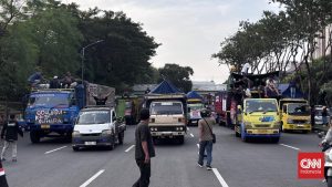 Truk Kepung Kantor Gubernur Jatim! Ini Penyebabnya