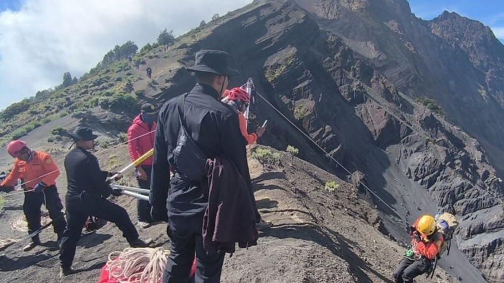 Tim Elite Basarnas Turun Gunung! Nasib Pendaki Brasil di Rinjani? 1 Tim Elite Basarnas Turun Gunung! Nasib Pendaki Brasil di Rinjani?