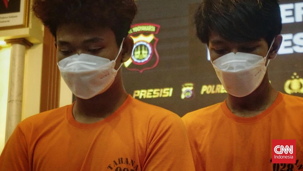 Aksi Brutal! Ojol Rusak Mobil Polisi Ternyata...