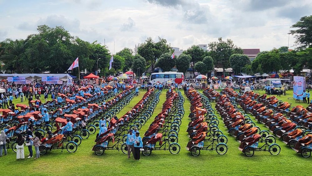 Prabowo Berbagi Kebahagiaan: Becak Listrik untuk Warga Pamekasan!