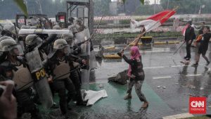 Emak-emak Berkerudung Pink: Pahlawan Demo DPR!