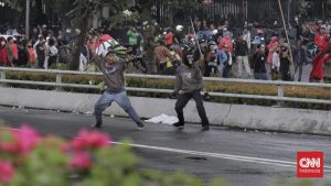 Aksi Demo Ricuh! Massa Kepung DPR, Lempar Batu dan Molotov