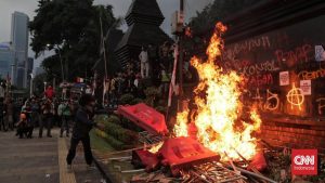 Aksi Demo Panas! Polda Metro Jaya Terbakar!