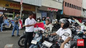 Bendera Merah Putih Terbang Tinggi! Aksi Polantas Ini Bikin Haru