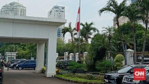 Bendera Setengah Tiang di Istana: Ada Apa Gerangan?
