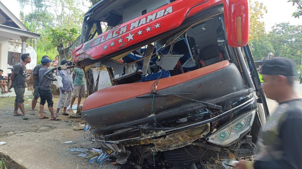 Tragedi Bromo: 8 Nyawa Melayang Usai Bus Rombongan Jatuh!