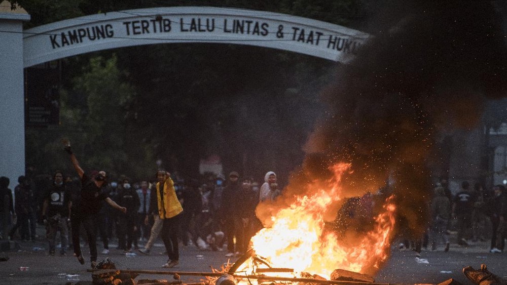May Day Berujung Bui: Perusak Mobil Polisi Divonis!