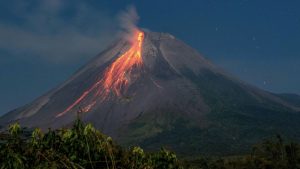Merapi Kembali Erupsi! Awan Panas Mengarah ke Barat Daya
