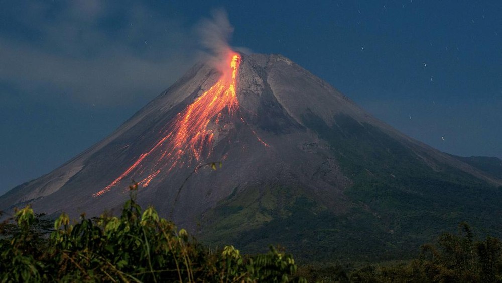 Merapi Kembali Erupsi! Awan Panas Mengarah ke Barat Daya