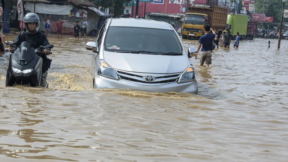 Bandung Lumpuh! Banjir 50 Cm Kepung Dayeuhkolot 1 Bandung Lumpuh! Banjir 50 Cm Kepung Dayeuhkolot