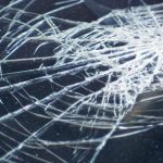 Pria Nekat Tabrakkan Diri ke Mobil! Ada Apa?