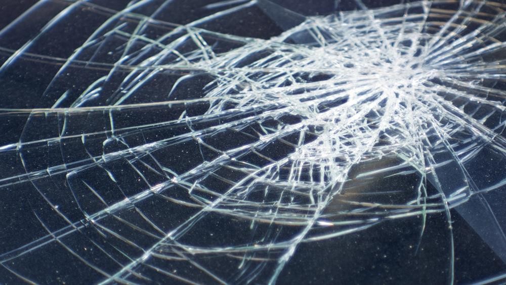 Pria Nekat Tabrakkan Diri ke Mobil! Ada Apa? 1 Pria Nekat Tabrakkan Diri ke Mobil! Ada Apa?