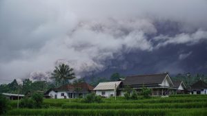 Semeru Erupsi! Jalur Lumajang-Malang Lumpuh Total