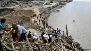Tragedi Sumatra: Pencarian Korban Banjir Longsor Belum Usai!