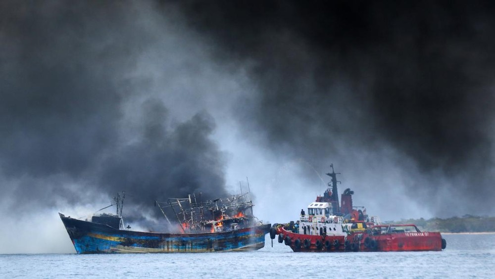 Misteri 8 ABK Hilang Usai Kapal Terbakar di Lampung!