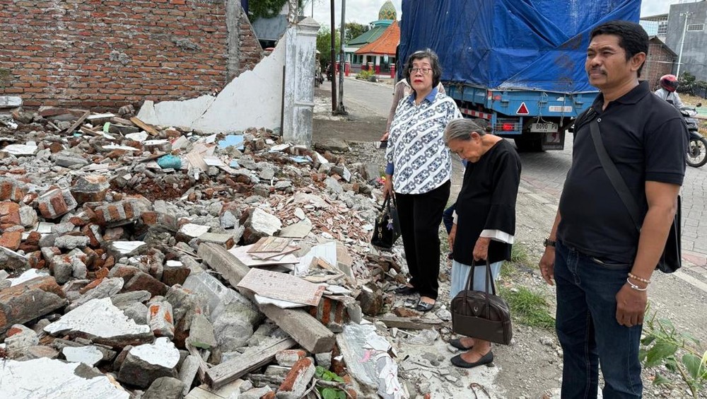 Nenek 80 Tahun Dikeroyok Ormas, Surabaya Tuntut Keadilan! 1 Nenek 80 Tahun Dikeroyok Ormas, Surabaya Tuntut Keadilan!