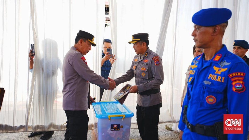 Kapolri Sigit Gemparkan Padang, Kuatkan Anggota Terdampak Bencana!
