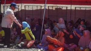 Prabowo Disambut Haru Korban Banjir: Ada Apa?