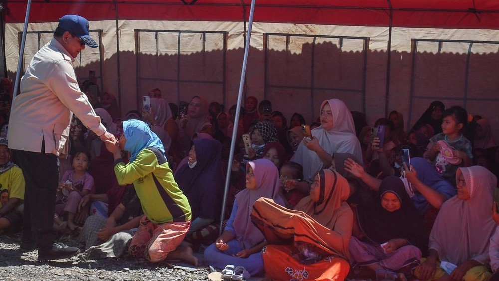 Prabowo Disambut Haru Korban Banjir: Ada Apa? 1 Prabowo Disambut Haru Korban Banjir: Ada Apa?