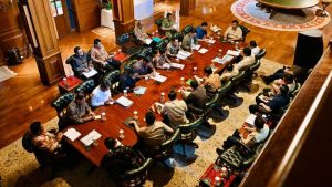 Prabowo Kebut Rapat di Hambalang: Bencana & Diskon Liburan!