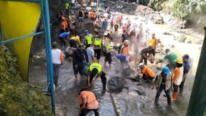 Guci Kembali Berduka! Banjir Bandang Hancurkan Ikon Wisata