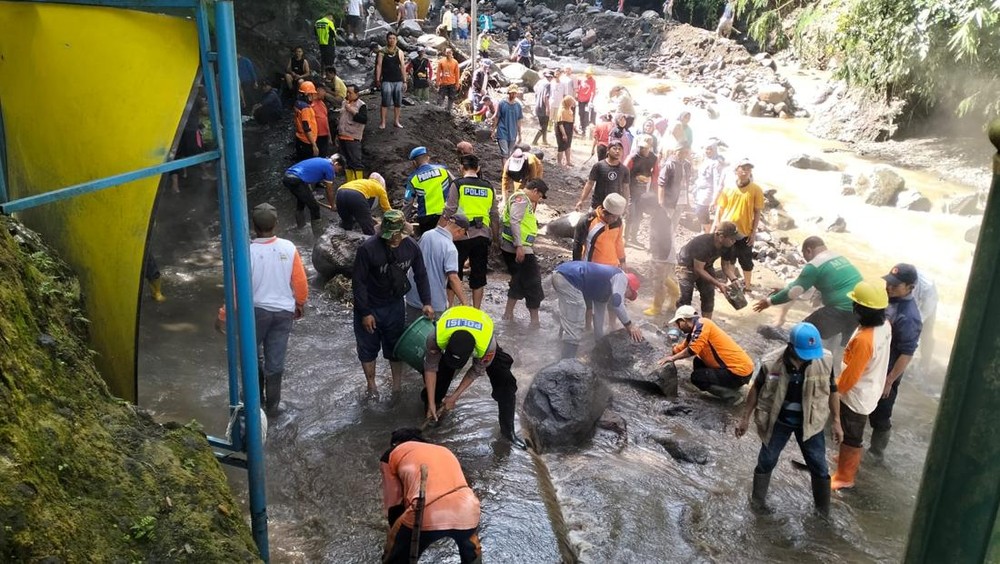 Guci Kembali Berduka! Banjir Bandang Hancurkan Ikon Wisata