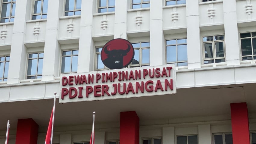 suaramedia.id -  Partai Demokrasi Indonesia Perjuangan (PDIP) diprediksi akan mengambil peran sebagai oposisi total sekitar satu setengah tahun sebelum gelaran Pemilihan Umum (Pemilu) 2029. Pernyataan mengejutkan ini disampaikan oleh Ubedilah Badrun, seorang analis sosial politik terkemuka dari Universitas Negeri Jakarta (UNJ).