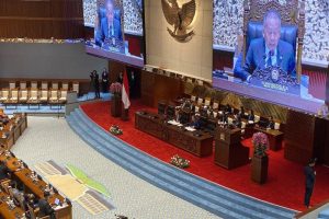 MK Gebrak Meja! Aturan Uang Pensiun Pejabat Negara Bermasalah!