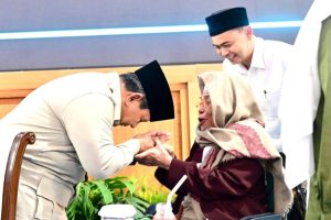 Bikin Haru! Prabowo Cium Tangan Kiai Kharismatik
