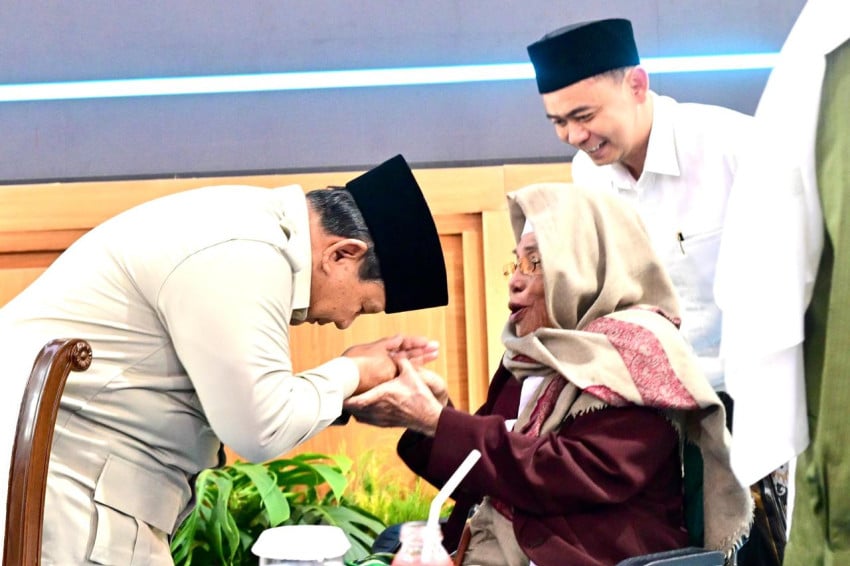 Bikin Haru! Prabowo Cium Tangan Kiai Kharismatik 1 Bikin Haru! Prabowo Cium Tangan Kiai Kharismatik