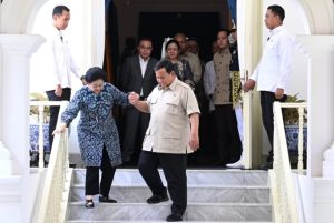 Suara Media 12 PDIP Tak Lagi 'Ganggu'? Mega-Prabowo Tebar Senyum!