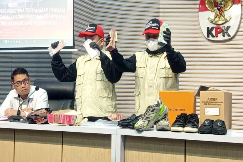 Terbongkar! Bupati Tulungagung Terjerat, Rp335 Juta & Sepatu Mewah Disita KPK!