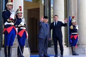 Momen Langka! Prabowo Disambut Bak Raja di Istana Elysee!