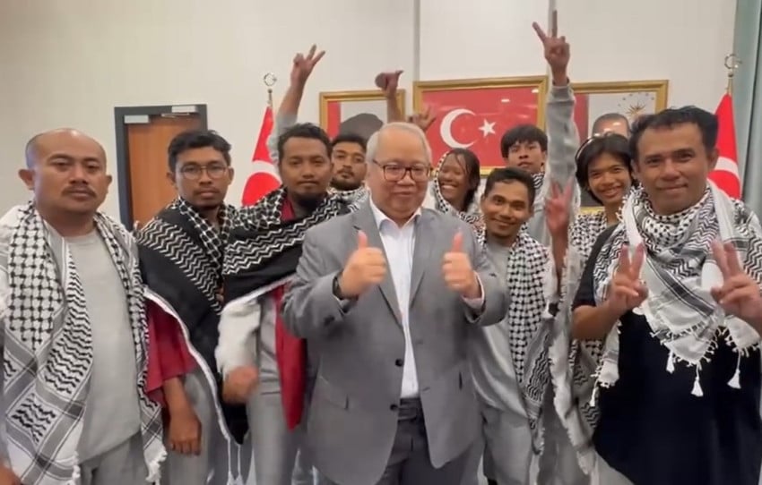 Tegang! 9 WNI Relawan GSF Akhirnya Tiba di Tanah Air