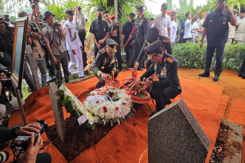 Penghormatan Terakhir Pahlawan Bangsa: Pemakaman Militer Jenderal Ryamizard!