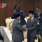 Bikin Adem! Prabowo-Jokowi Saling Hormat, Jempol Jadi Sorotan!