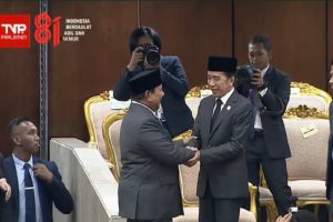 Bikin Adem! Prabowo-Jokowi Saling Hormat, Jempol Jadi Sorotan!