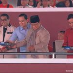 Wow! Prabowo-Gibran Terima Ompreng Gizi Kejutan di Monas