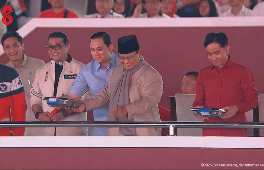 Wow! Prabowo-Gibran Terima Ompreng Gizi Kejutan di Monas