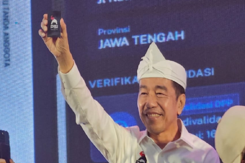 Shock! Jokowi Pamer Kartu PSI, Ternyata Sudah Setahun!