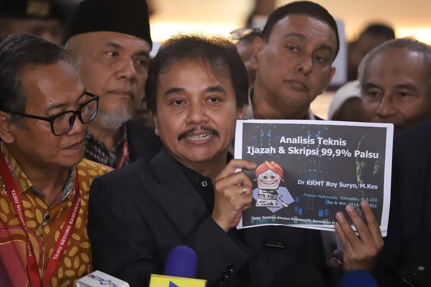 Roy Suryo Gemparkan Sidang Ijazah Jokowi: Bukti Rahasia? 1 Roy Suryo Gemparkan Sidang Ijazah Jokowi: Bukti Rahasia?