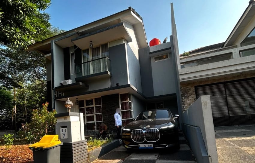 KPK SITA BMW LISTRIK DI RUMAH SUAMI BUPATI!